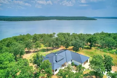 Image de Lakefront Luxury Boat Slip Available