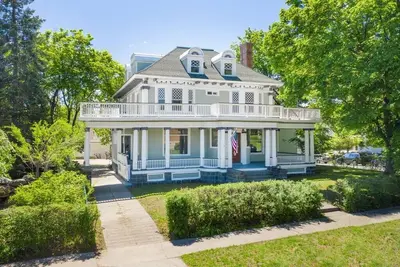 Image de Entire 2nd and 3rd level of Spacious Historic Home