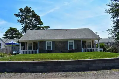 Image de Charming 4 bedroom duplex unit only. 3 miles to the beach