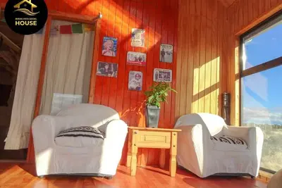 Wooden house with panoramic view a few minutes from the city