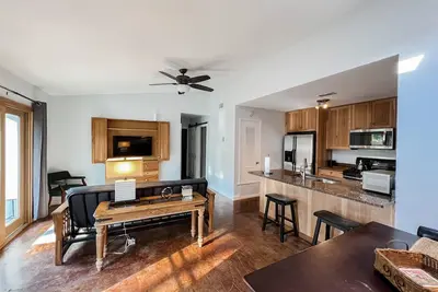 Image de Home away from home triplex two bedroom with office