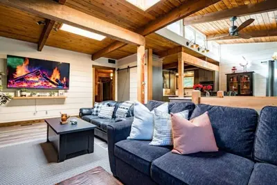 Image de Cozy upgraded Chalet Hot Tubs Sauna Fireplace