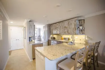 Image de Gulf and Bay Club C105: Siesta Key Condo with Direct Pool and Beach Access!