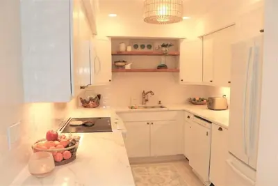 Image de Beautifully Updated Unit with Bay Views! - Harbor Towers- 417