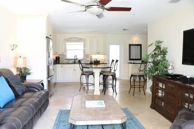 Image de Discover Your Perfect Couples Retreat at Jamaica Royale T002 in Siesta Key!