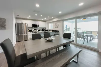 Image de Book Your Coastal Escape at Jamaica Royale 405: Beachfront Condo with Balcony