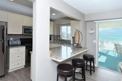 Image de Jamaica Royale 604 Beautfully updated and great views!