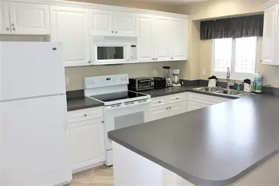 Image de Unforgettable Friends Getaway Awaits at Beachfront Siesta Key Condo!