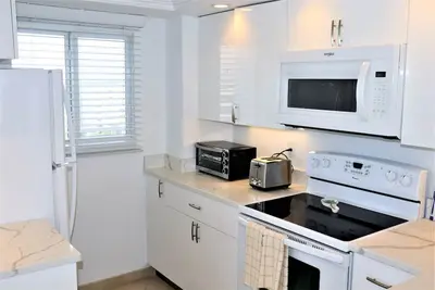 Image de Couples Beachfront Getaway at Jamaica Royale 801 in Siesta Key!