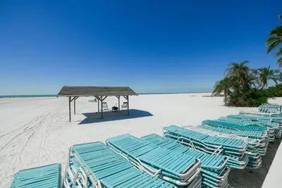 Image de Experience Beachfront Bliss at Jamaica Royale T32 - Stunning Beach Views!