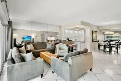 Image de Jamaica Royale T43 Nice updates and Great views!