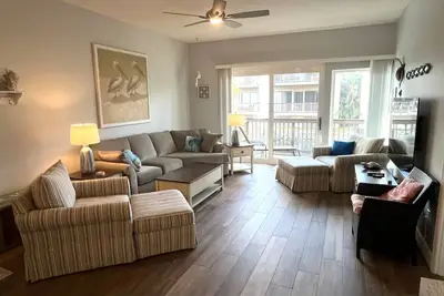 Image de Coastal Condo Steps from Siesta Key Beach - Our House at the Beach C-111