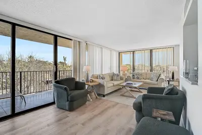 Image de Private Balcony, Community Amenities, Beach Access! Our House at the Beach W-203