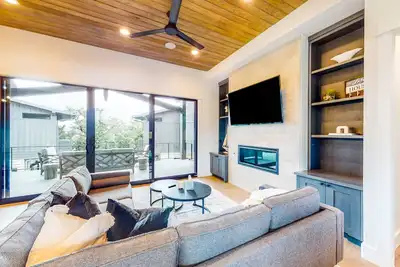 Image de Lakeside entertainer's getaway with outdoor Tv, kitchen & alfresco dining