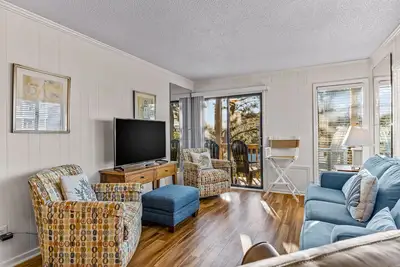 Image de Ocean-view condo in beachfront complex with balcony & outdoor pool