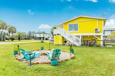 Image de Dog-friendly vibrant home with entertainment systems, fireplaces, & shared pool