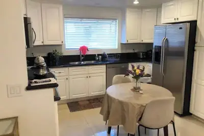 Image de Short/Langterm beautifully furnished with backyard