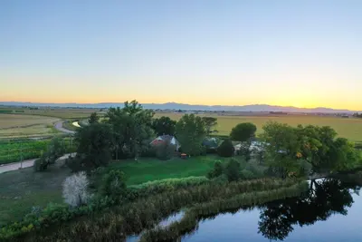 Image de 2-acre Lakefront Estate, Weddings, Game Barn