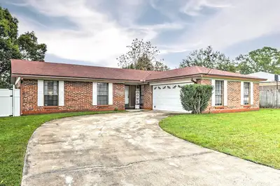 Image de Quaint Jacksonville Escape w/ Screened Porch!