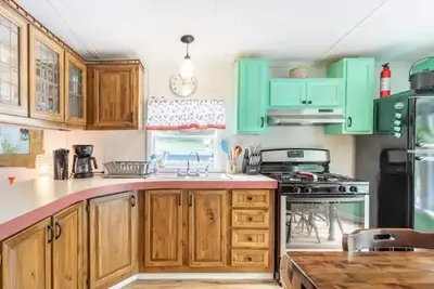 Image de Kerhonkson, Hudson Valley home with covered porch, fireplace, huge lawn\/yard