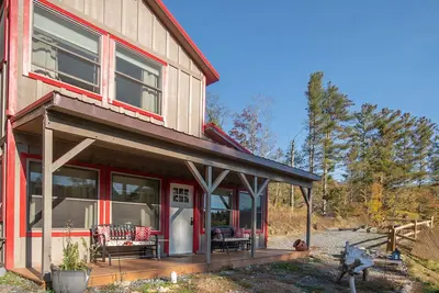 Image de 2\/2 cottage w\/ pond view, fireplace, firepit, & hot tub-b\/w Blowing Rock & Boone!