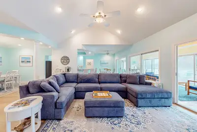 Image de Canal-front dog-friendly home, shared pools, sports courts, views