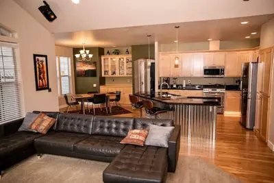 Image de 10 Min From The Airport & 15 Min From The U of O