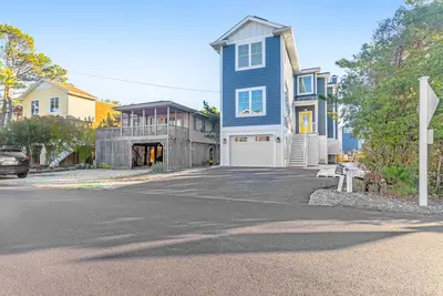Image de Town of Bethany Beach home with a fireplace & outdoor living - near beach