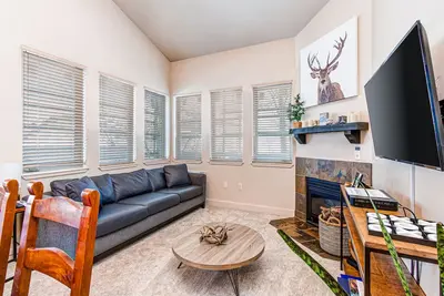 Image de Spacious mountain-view condo with fireplace, shared pool, hot tub & fitness room
