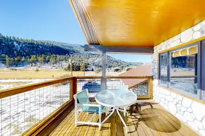 Image de River view retreat with mountain views - hot tub, balcony, wood stove & W/D