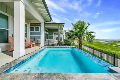Image de Bay escape with private heated pool, water view, loft & fast WiFi