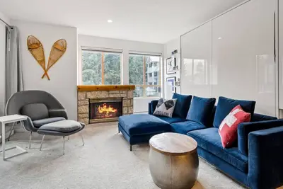 Image de Modern Central Village 1Br condo with H/T!
