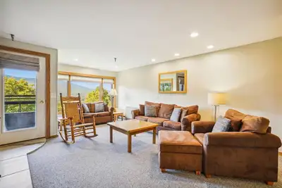 Image de This beautifully designed two-bedroom condo offers a harmonious blend of comfort and style. B14