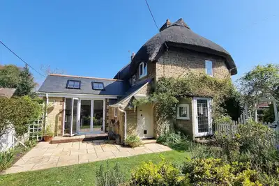 Image de 5 Star, Cosy, characterful thatch cottage in a designated area of natural beauty