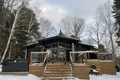 Image de Mac's Hideaway Lakeside -3bdr, dog friendlycottage, w\/hot tub