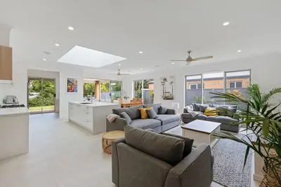Modern Beach House in Cowes with outdoor spa