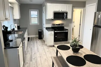 Image de Madison on the Lake Home with Lake Erie views & Pool in Wine Country!