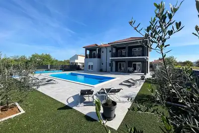 Image de Spacious Villa Ela with heated pool