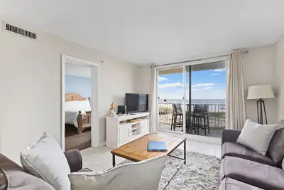 Image de Destin on the Gulf 307 is a 2 bed/2 bath beachfront condo complimentary beach service