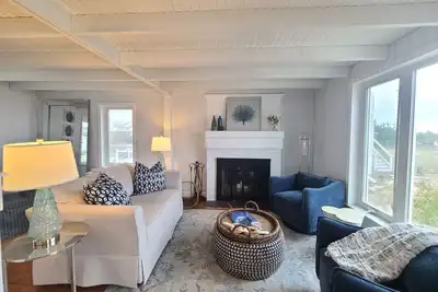 Image de Exquisite Beachfront Cottage With Panoramic Ocean Views\n