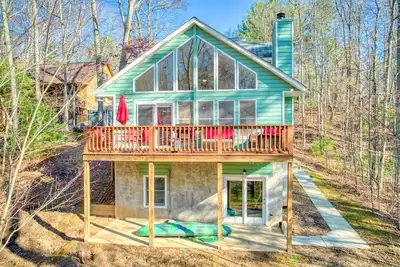 Image de Cozy home with wraparound deck, fireplace, Ac, & W/D