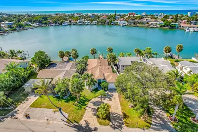 Image de Upscale dog-friendly escape near beach with water views & private boat lift