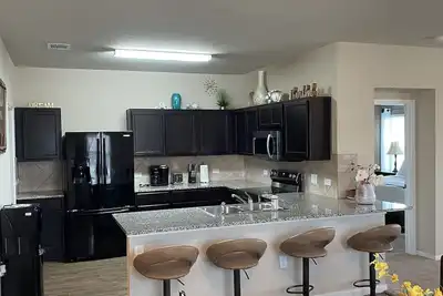 Image de Single home with 5 bedrooms sleep 10 at a corner lot, fully garage to use