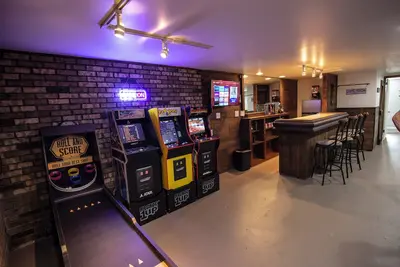 Image de Barcade and rope swing bar, 5 minutes from The Avalon Grand Resort and Golf!