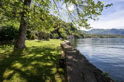 Image de 3½-room apartment in a park with sunbathing lawn directly on the lake
