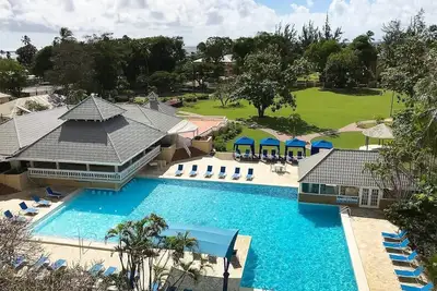 Image de Relaxing Stay w/ PoolView Suite! Convenient Room w/ Living Area, Kitchen, Pool