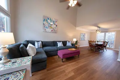 Image de Spacious Home: Prime Location, Private Office, King Bed, Fiber Internet