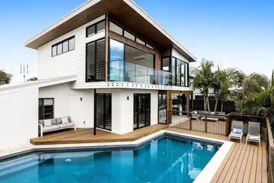 Image de 7 bedroom home on canal with private jetty for casual fishing and separate living areas for the exte