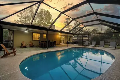 Image de ~8-Ball Abode_Sleeps 8_Pool Basin & Pool Table~