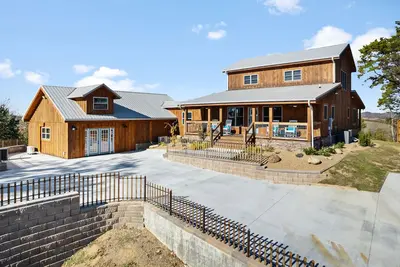 Image de A Song Writers Paradise, Once Owned By Dolly Parton, Hot Tub, Free Attraction Tickets! ! !